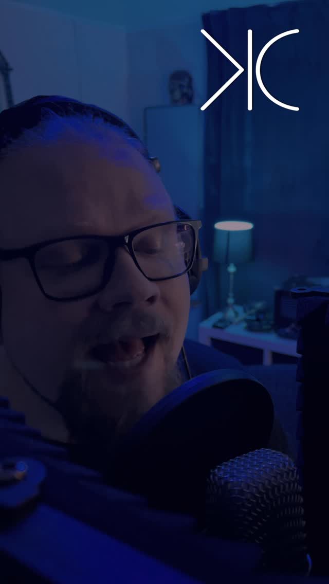 Kalle Caiania laulamassa studiossa